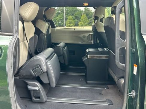 Used 2025 Toyota Sienna Platinum AWD/4WD image 41