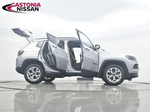 Used 2025 Jeep Compass Latitude AWD/4WD image 43