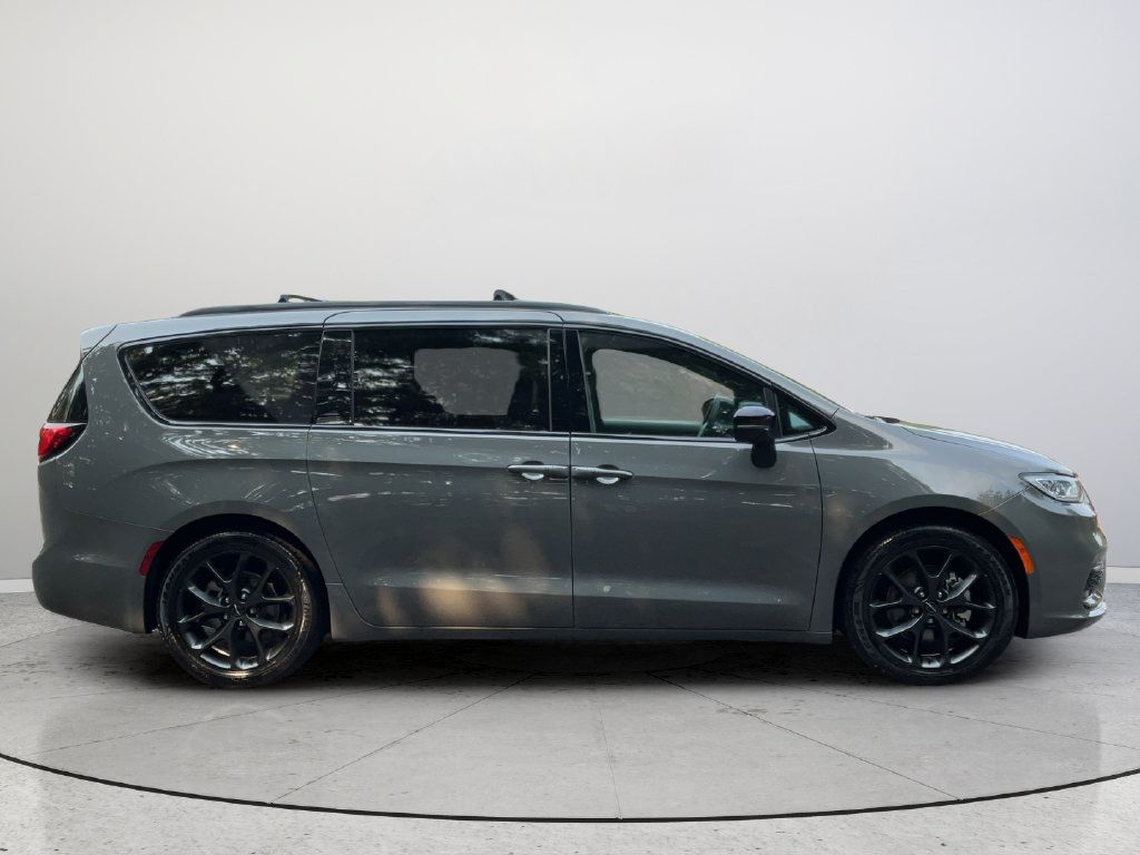 Used 2025 Chrysler Pacifica Limited FWD image 5