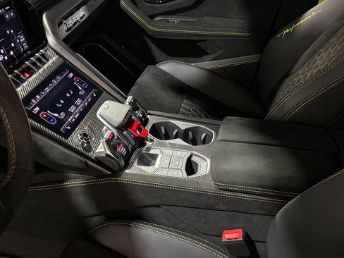 Used 2024 Lamborghini Urus Performante AWD/4WD image 41