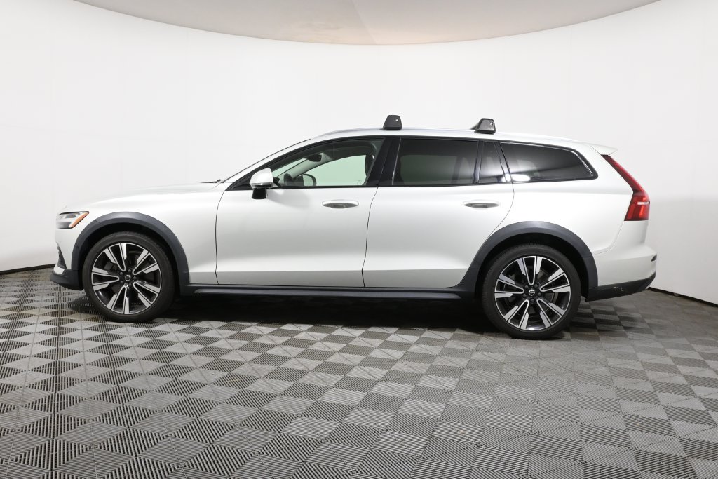 Used 2021 Volvo V60 T5 Cross Country AWD/4WD image 2