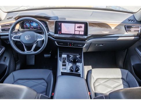 Used 2025 Volkswagen Atlas SE AWD/4WD image 12