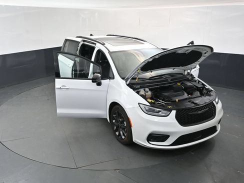 Used 2025 Chrysler Pacifica Limited FWD image 17
