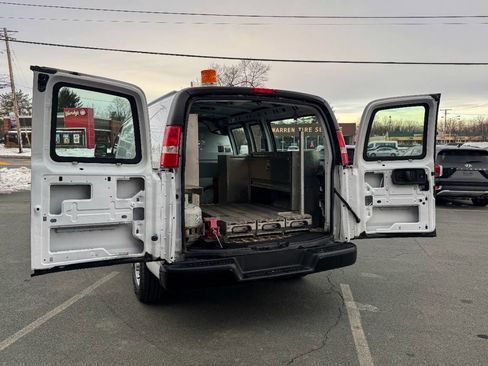 Used 2017 Chevrolet Express 2500 image 18