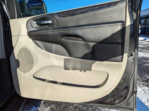 Used 2013 Chrysler Town & Country Touring image 21