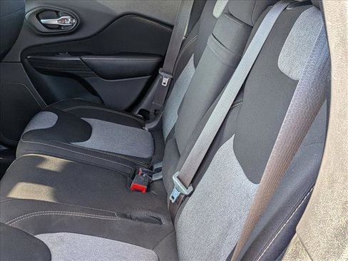 Used 2017 Jeep Cherokee Sport FWD image 17