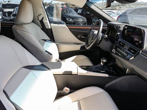 Used 2025 Lexus ES 300h w/ Premium Package FWD image 19