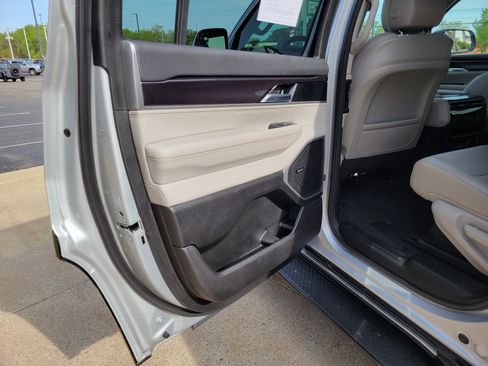 Used 2024 Jeep Wagoneer 4WD w/ Premium Group I image 17
