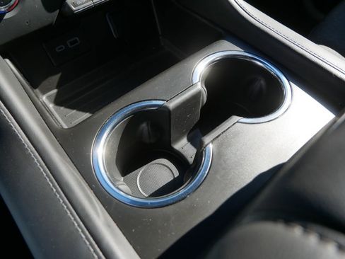 Used 2024 GMC Yukon SLE image 25