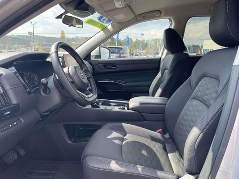 Used 2025 Nissan Pathfinder SV image 16