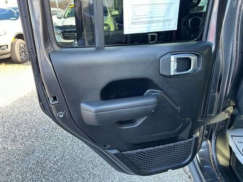 Used 2021 Jeep Gladiator Willys image 13