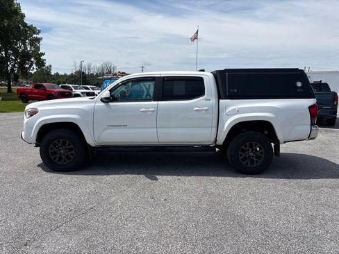 Used 2020 Toyota Tacoma SR5 AWD/4WD image 2