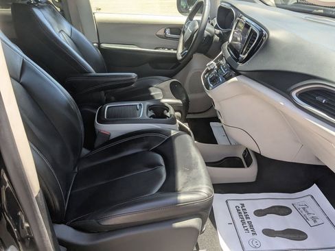 Used 2023 Chrysler Pacifica Touring-L FWD image 30