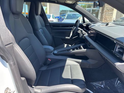 Used 2025 Porsche Macan 4 Electric AWD/4WD image 17