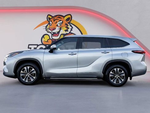 Used 2024 Toyota Highlander XLE image 8