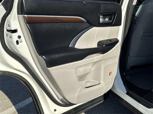 Used 2015 Toyota Highlander Limited image 12