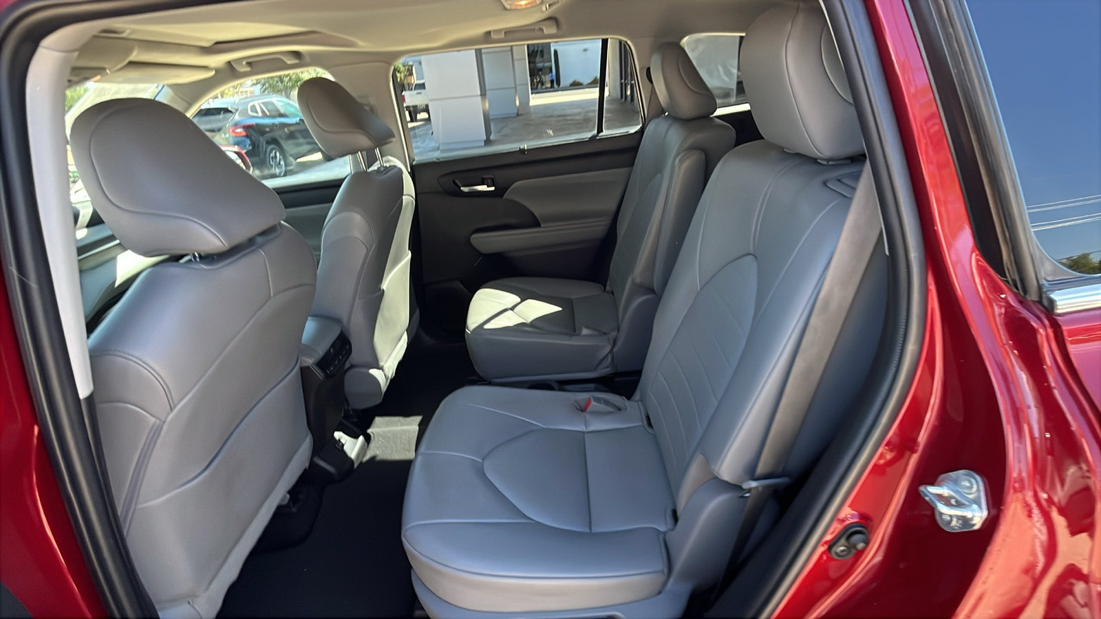 Used 2022 Toyota Highlander XLE FWD image 24