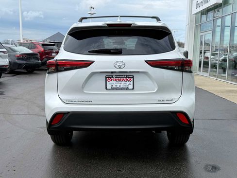 Used 2023 Toyota Highlander XLE image 5