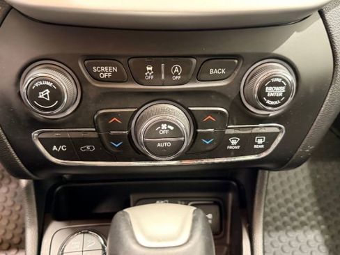 Used 2015 Jeep Cherokee Trailhawk w/ Comfort/Convenience Group image 34