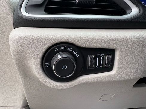 Used 2024 Chrysler Pacifica Touring-L image 22