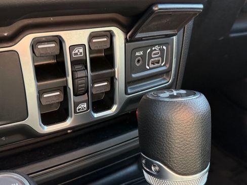 Used 2025 Jeep Wrangler Unlimited Sahara AWD/4WD image 24