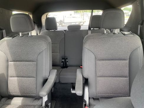 Used 2025 Chevrolet Traverse LT FWD image 37
