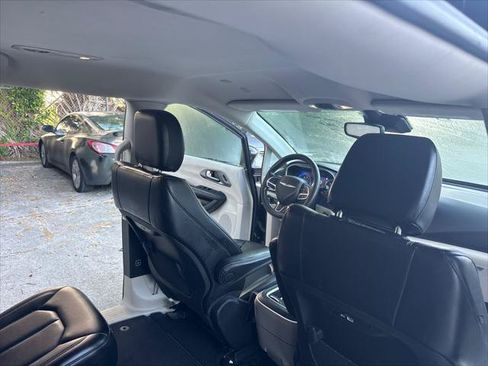 Used 2023 Chrysler Pacifica Touring-L FWD image 14