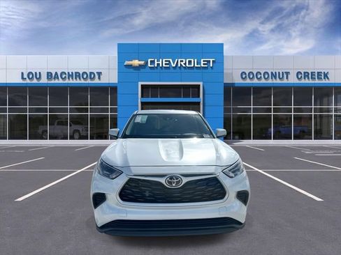 Used 2023 Toyota Highlander L FWD image 3