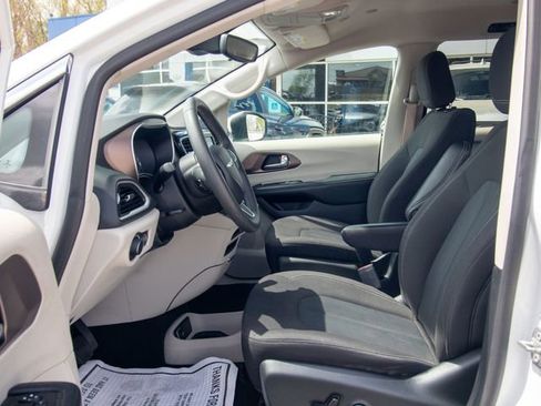 Used 2023 Chrysler Voyager LX FWD image 6