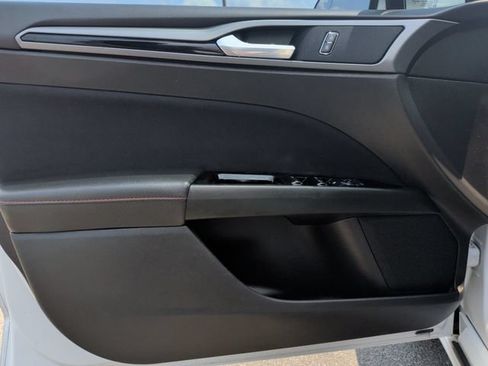 Used 2016 Ford Fusion SE FWD image 12