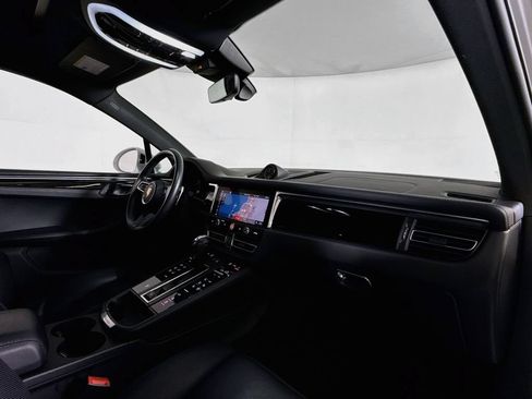 Certified 2025 Porsche Macan AWD/4WD image 17