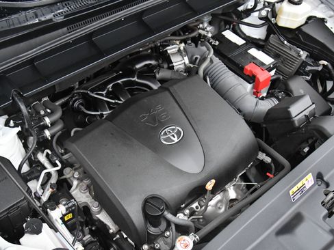 Used 2022 Toyota Highlander LE AWD/4WD image 47