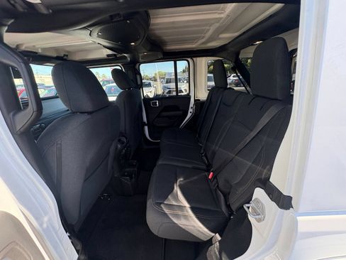 Used 2025 Jeep Wrangler Unlimited Sahara AWD/4WD image 25