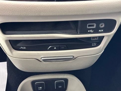 Used 2019 Chrysler Pacifica Limited w/ Tire & Wheel Group FWD image 17