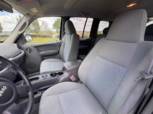 Used 2007 Jeep Liberty Sport RWD image 22