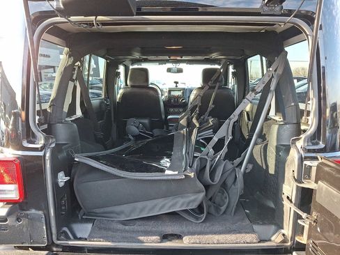 Used 2017 Jeep Wrangler Unlimited Sahara image 25