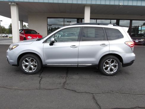 Used 2018 Subaru Forester 2.5i Touring AWD/4WD image 2