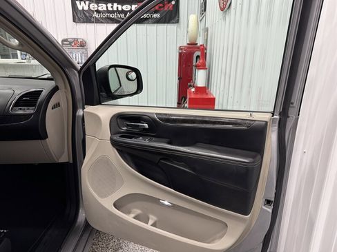 Used 2014 Chrysler Town & Country Touring image 21