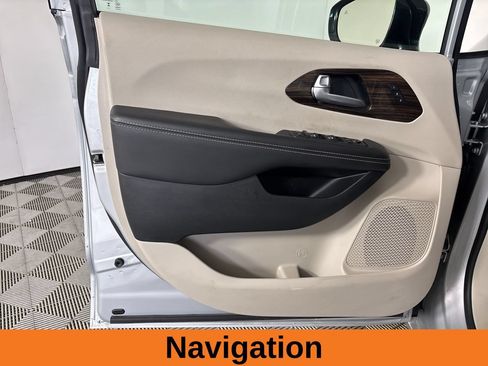 Used 2024 Chrysler Pacifica Limited FWD image 11