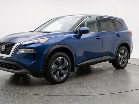 Used 2025 Nissan Rogue SV AWD/4WD image 3