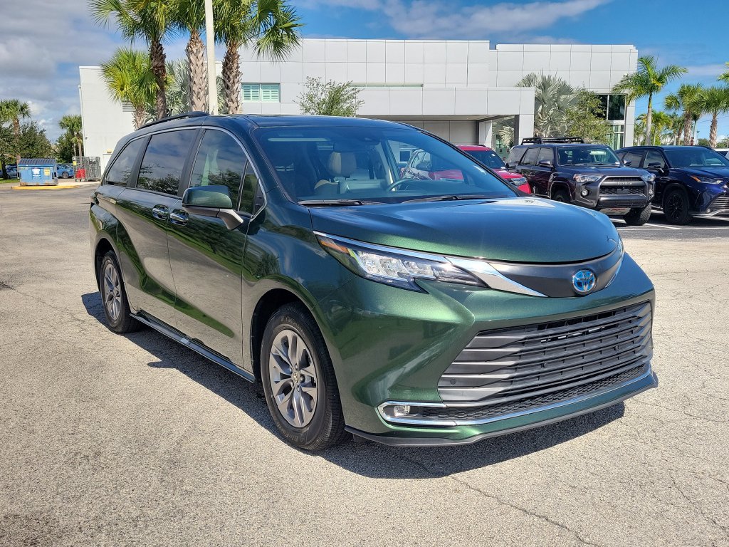 Used 2023 Toyota Sienna XLE FWD image 3