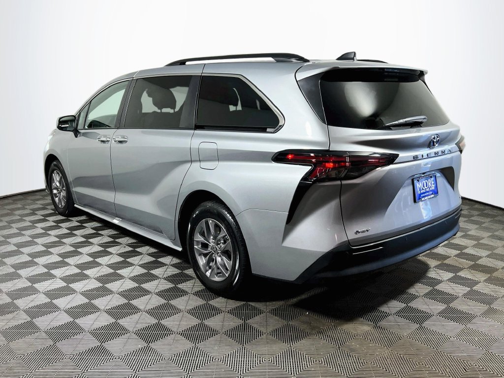 Certified 2025 Toyota Sienna XLE FWD image 5