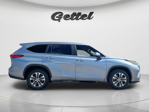 Used 2023 Toyota Highlander XLE image 4