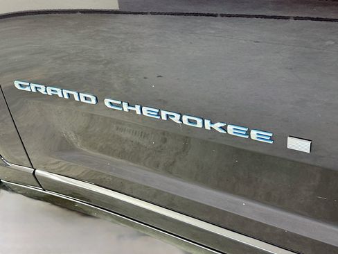 Used 2022 Jeep Grand Cherokee Overland AWD/4WD image 28
