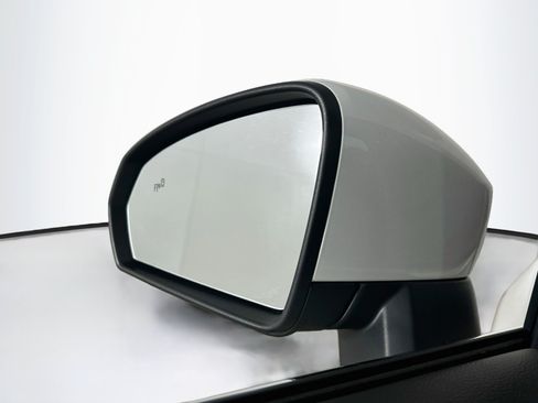 Used 2024 Volkswagen Taos SE AWD/4WD image 16