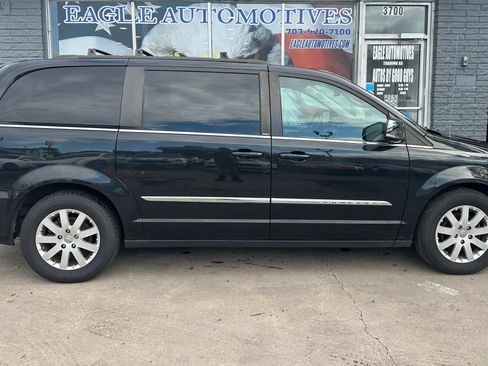 Used 2011 Chrysler Town & Country Touring-L w/ Driver Convenience Group FWD image 2