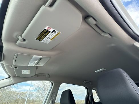 Used 2025 Nissan Rogue S AWD/4WD image 18