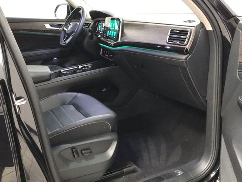 Used 2025 Volkswagen Atlas SEL AWD/4WD image 18