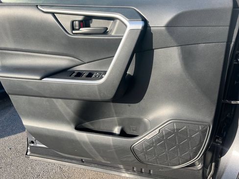 Used 2019 Toyota RAV4 LE AWD/4WD image 17