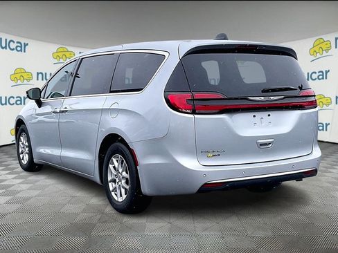 Used 2024 Chrysler Pacifica Touring-L image 4